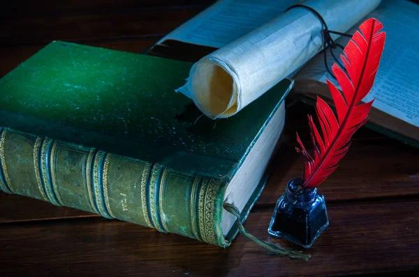 Kırmızı Tüy Kalem Eski Kitaplar Ile Ahşap Bir Masa Bir — Stok fotoğraf