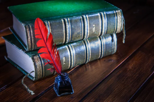 Stylo Plume Rouge Encrier Foncé Sur Une Table Bois Avec — Photo