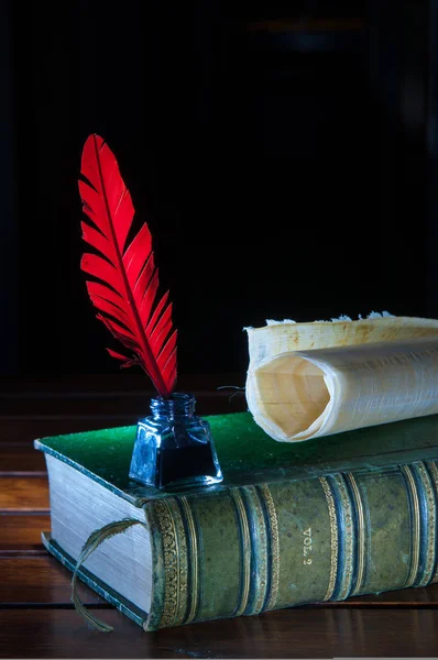 Caneta Pena Vermelha Uma Folha Papiro Enrolada Uma Mesa Madeira — Fotografia de Stock