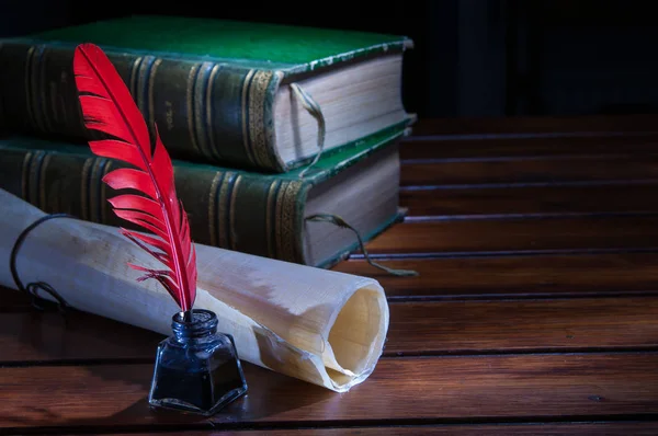 Pluma Pluma Una Hoja Papiro Enrollado Una Mesa Madera Con — Foto de Stock