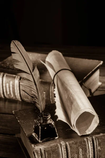 Перо Свернутый Лист Папируса Деревянном Столе Старыми Книгами Эффект Сепии — стоковое фото