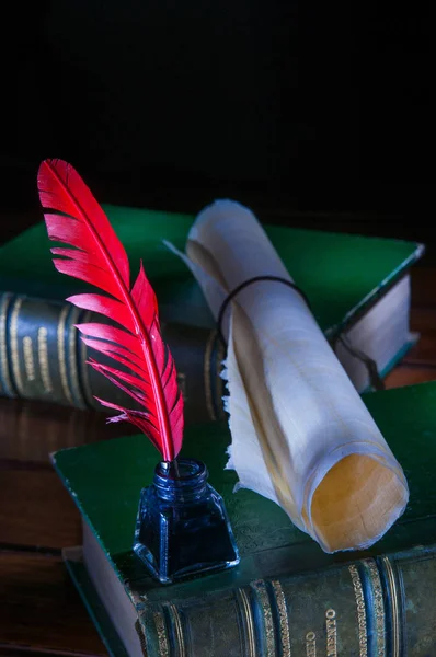 Caneta Pena Vermelha Uma Folha Papiro Enrolada Uma Mesa Madeira — Fotografia de Stock