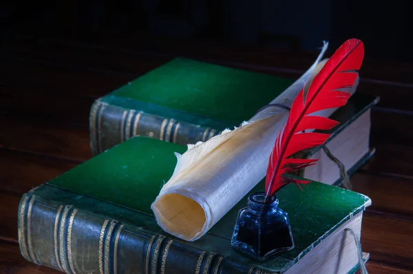 Красное Перо Свернутый Папирус Деревянном Столе Старыми Книгами — стоковое фото