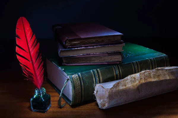 Pluma Pluma Roja Una Hoja Papiro Enrollado Una Mesa Madera — Foto de Stock