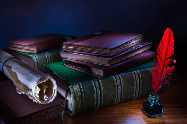 Pluma Pluma Roja Una Hoja Papiro Enrollado Una Mesa Madera — Foto de Stock