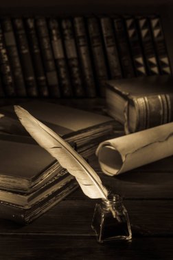 Quill'in kalem ve eski kitaplar, sepya etkisi ile ahşap bir masa bir haddelenmiş papirüs sayfada