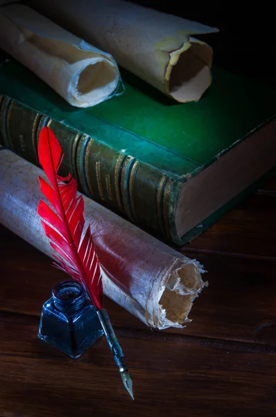 Pluma Pluma Roja Una Hoja Papiro Enrollado Una Mesa Madera — Foto de Stock