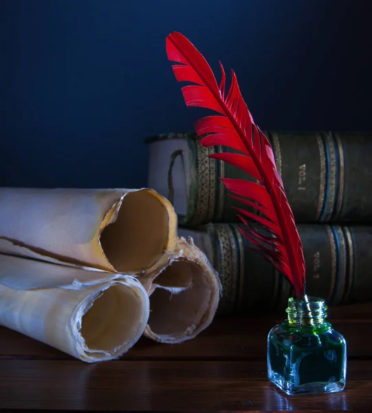 Pluma Pluma Roja Una Hoja Papiro Enrollado Una Mesa Madera — Foto de Stock