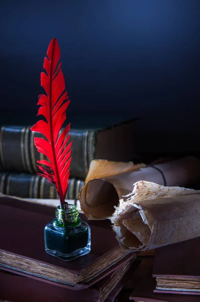 Красное Перо Свернутый Папирус Деревянном Столе Старыми Книгами — стоковое фото