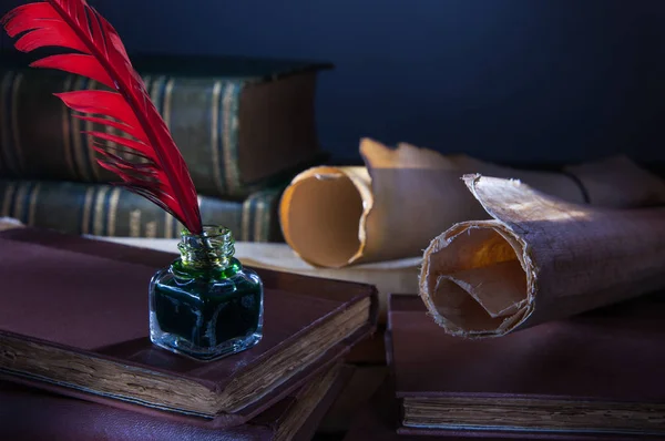 Stylo Plume Rouge Une Feuille Papyrus Roulée Sur Une Table — Photo