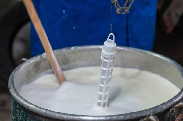 Bauer Der Die Milch Einem Boiler Tuma Käse Verarbeitet — Stockfoto