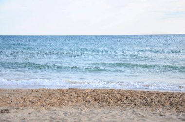 Yaz mevsiminin güneşi ve kumsalın kumları. Gün ışığı.