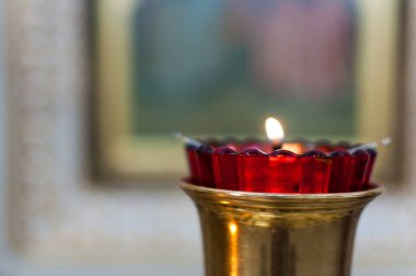 Geceleri bir mum alevi..