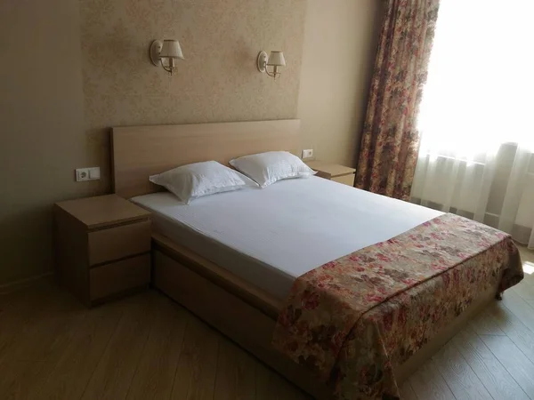 Yatak odası, çift kişilik yatak ve komodinli..