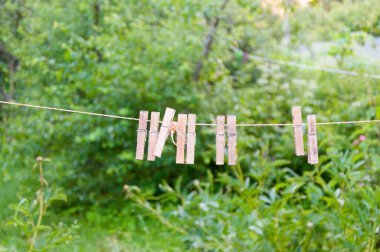 Ahşap mandallar bahçede bir ipe asılı..