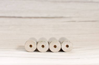 Gri arka planda ateş kurşunları ya da mühimmat yığını.