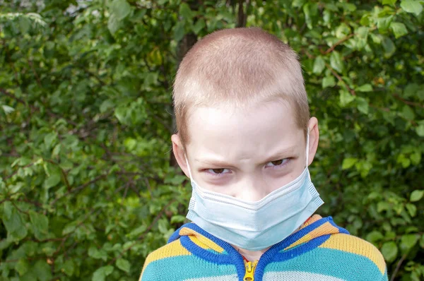Ans Garçon Médecine Masque Soins Santé Marcher Dans Jardin — Photo