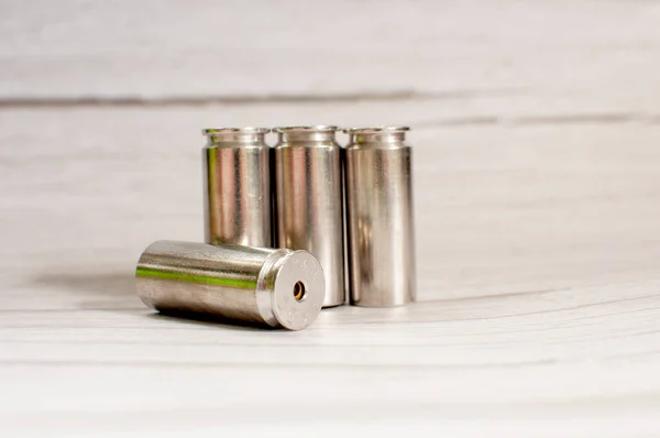 Silahtan çıkan kurşunlar açık gri bir zemine yerleştirilmiş..