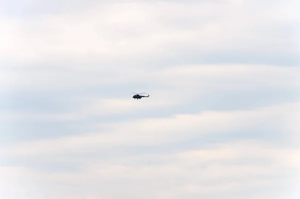 Pequeño Helicóptero Volando Contra Cielo Azul —  Fotos de Stock