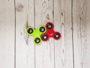 Gri ahşap masada iki hareketli dönen alet izole edilmiş. Arkaplan