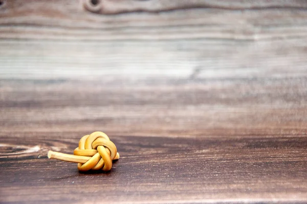 Ahşap arka planda kahverengi düğüm. Kapat..