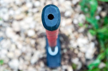 Çimlerin üzerinde plastik kauçuk saplı büyük metal çekiç. Kapatın. Yukarıdan görüntüle.