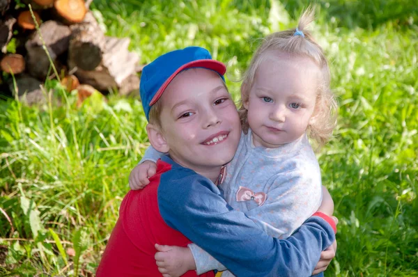 Joven Abrazando Hermana Adorable Más Pequeña Durante Verano Caminando Jardín — Foto de Stock