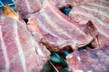 Izgarada ızgara kadar yakın plan kurutulmuş Kobe bifteği. Makroyu kapat