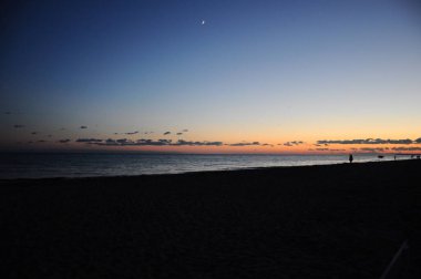 Denizin üstünde güzel bir akşam gün batımı. Panoramik görünüm