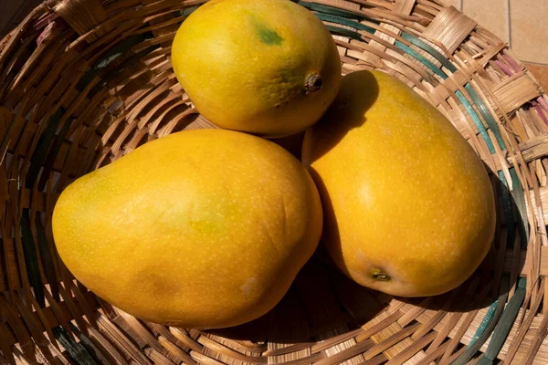 Une Mangue Juteuse Fraîche Isolée Sur Bambou Texture Fond Eau — Photo