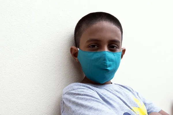 Kalaburagi Karnataka India 2020年6月13日 一名戴口罩的印度男孩进入Covid 19病毒保护背景墙 — 图库照片#