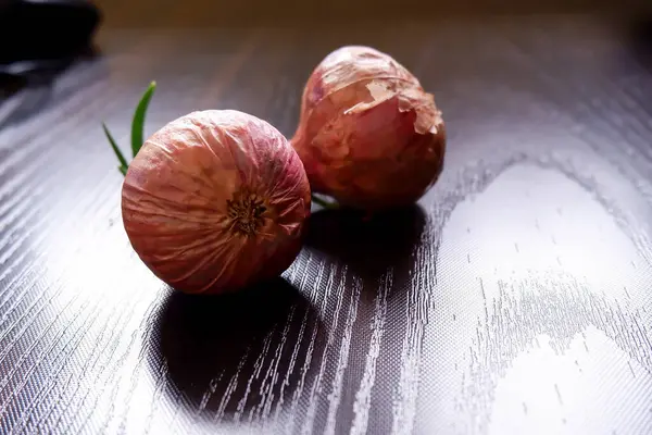 Una Cebolla Crecimiento Aislada Interiores Sobre Fondo Madera — Foto de Stock