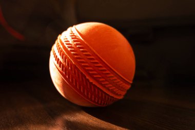 Ahşap desen masasında izole edilmiş kırmızı renkli kauçuk top.