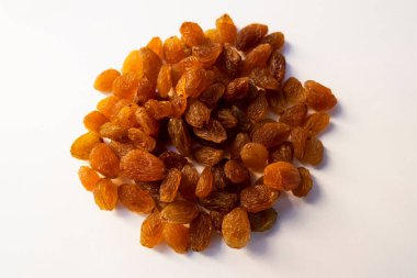 Beyaz arka planda çekirdeksiz kuru meyve üzümleri üst çekim