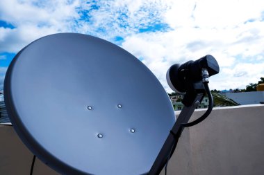 Dijital uydu anteninin bina üzerindeki yakın görüntüsü