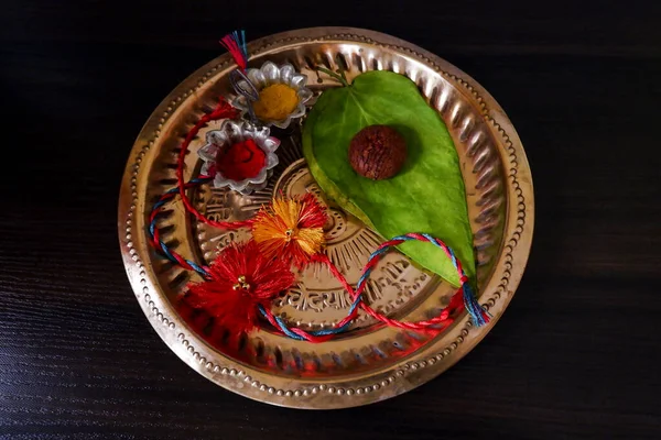 Górny Widok Zaprojektowanej Raksha Bandhan Kolorowe Nici Izolowane Płycie Miedzianej — Zdjęcie stockowe