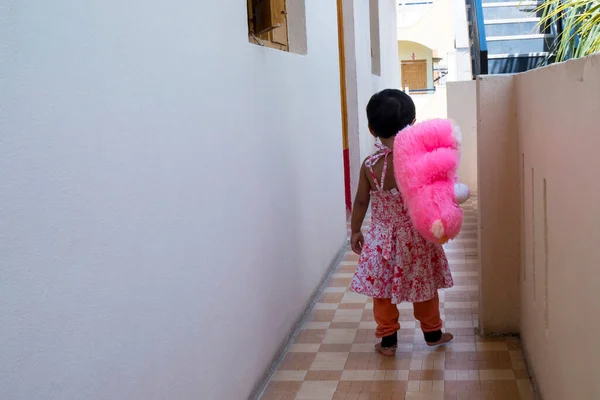 Индийская Девочка Играет Розовым Плюшевым Мишкой Снаружи — стоковое фото