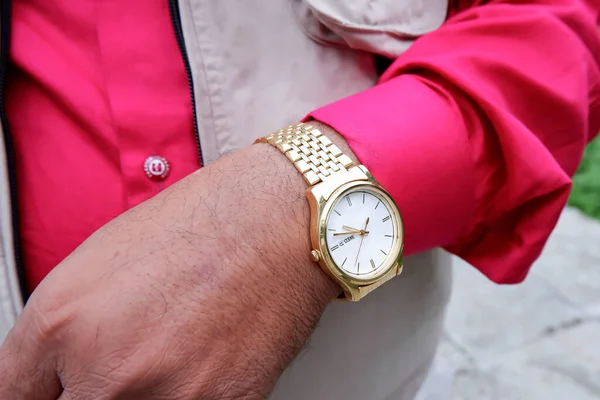 Bliskie Ujęcie Złotego Zegarka Noszącego Przystojnego Młodego Mężczyznę — Zdjęcie stockowe