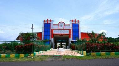 Kalaburagi, Karnataka / Hindistan-28 Ağustos 2020: Gulbarga Üniversitesi Kampüsü 'nde izole edilmiş otobüs durağı binasının önü