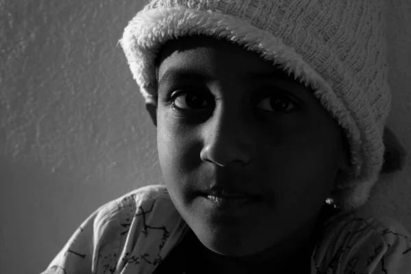 Крупный План Индийского Мальчика Шапкой Закате Освещения Черно Белое Фото — стоковое фото