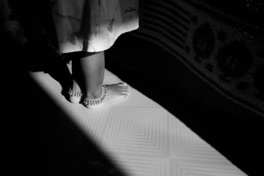 Kız halhalının yakın çekim görüntüsü. Zincirleme. Evde güneş ışığı izole edilmiş.