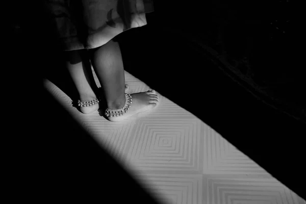 Ноги Голеностопная Цепь Девочки Изолированы Полу — стоковое фото