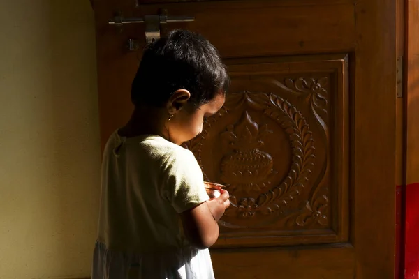 Индийская Девочка Держит Руках Медный Горшок Водой Молится Господу Солнцу — стоковое фото