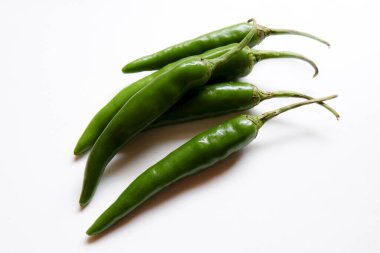 Beyaz arkaplanda izole edilmiş yeşil biber grubunun üst görünümü