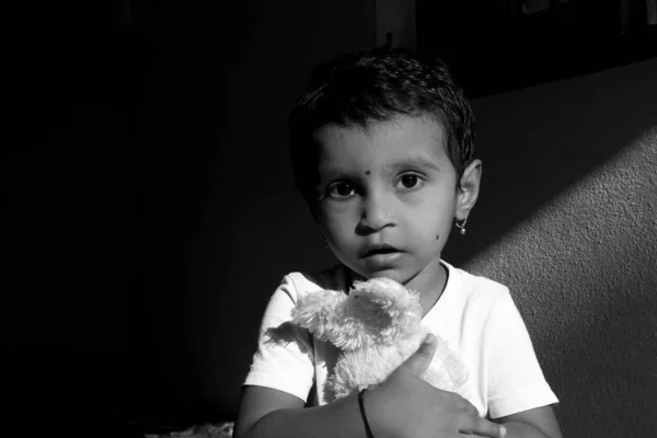Крупный План Индийской Девочки Куклой Руках Утреннем Солнечном Свете Монохромное — стоковое фото