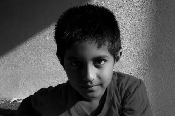 Zblízka Snímek Indiánského Chlapce Nízkým Klíčovým Světlem Ranní Černobílé Fotografii — Stock fotografie