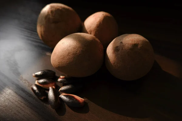 Plano Cercano Sapota Chikoo Frutas Semillas Aisladas Sobre Fondo Madera — Foto de Stock