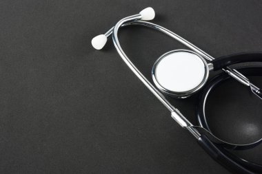 Siyah arka plan üzerinde stetoskop u kapatın.