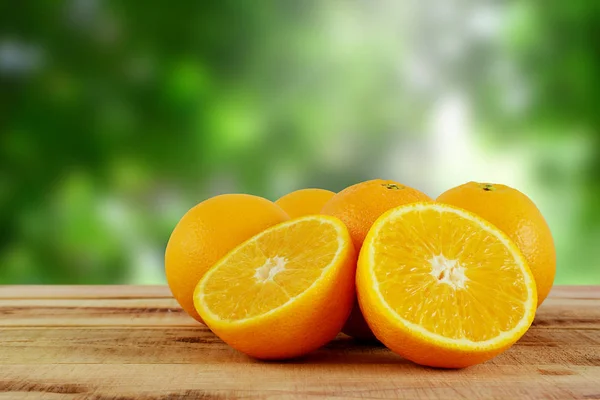 ahşap masa meyve portakal.