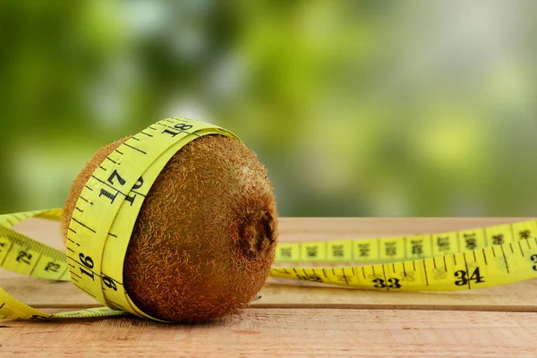 Kiwi Fruta Com Fita Métrica Amarela Conceito Dieta — Fotografia de Stock